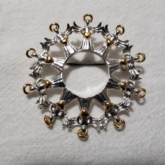 Beautiful Vintage Avon "Circle of Angels" Silvertone and Goldtone Brooch - Picture 2 of 8
